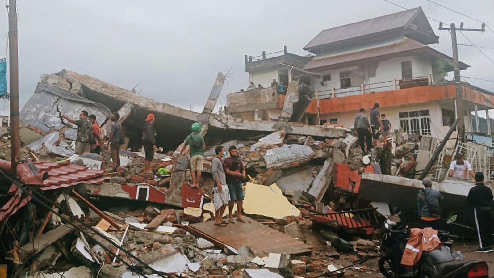 El número de muertos asciende a 250 a causa del terremoto en Indonesia