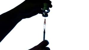 OMS examina vacuna AstraZeneca