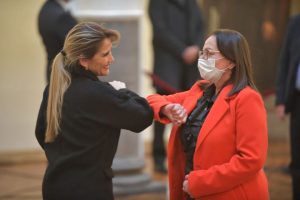 Justicia imputa a exministra de Salud por compra irregular de respiradores