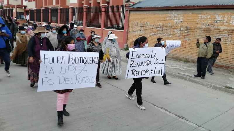 Padres de familia de la UPEA marchan pidiendo justicia por los fallecidos