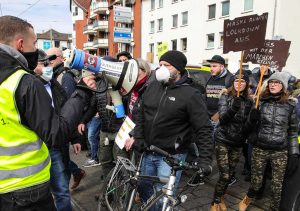 Los contagios progresan en Europa, entre protestas contra restricciones