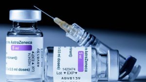 Responsable de EMA confirma vínculo entre vacuna AstraZeneca y trombosis