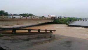 Por el colapso de un puente, la ruta Santa Cruz-Cochabamba está transitable con desvíos, según la ABC