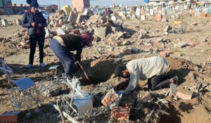 Foto fuente: familiares hacen el recojo de los restos de sus familiares en el Cementerio Mercedario en El Alto. Foto: captura