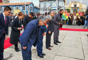 Foto fuente: El Deber Foto: el acto protocolar con presencia del alcalde Iván arias y su gabinete municipal.