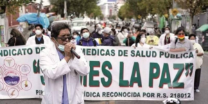 Foto fuente: unitel Foto: El dirigente de los médicos de La Paz, Fernando Romero.