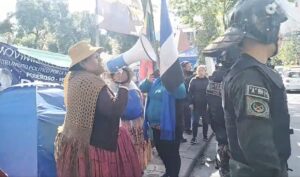 foto fuente: captura video/RedCompañeraMundo foto: La Policía y los "evistas", enfrentados en puertas del TSE, en La Paz.