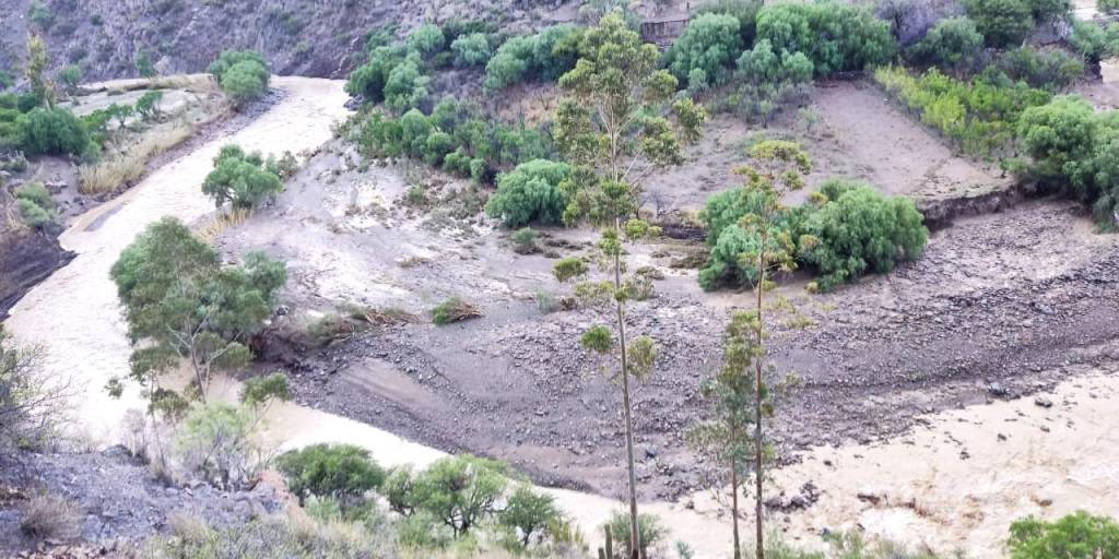 foto fuente: Unitel foto: Uno de los ríos de Cotagaita, en Potosí, que creció por las intensas lluvias.