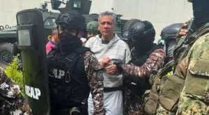 Jorge Glas fue retirado de le Embajada mexicana. Foto EFE