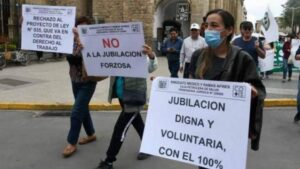 Para médico nacional de 72 horas, en contra de la "jubilación obligatoria".