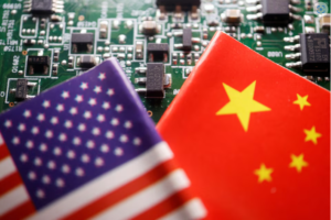 Las banderas de China y Estados Unidos se muestran en una placa de circuito impreso con chips semiconductores, en esta imagen ilustrativa tomada el 17 de febrero de 2023. REUTERSLas banderas de China y Estados Unidos se muestran en una placa de circuito impreso con chips semiconductores, en esta imagen ilustrativa tomada el 17 de febrero de 2023. REUTERS