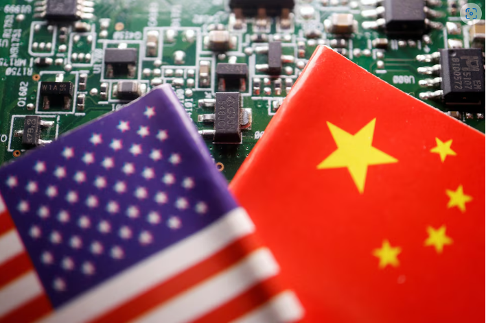 Las banderas de China y Estados Unidos se muestran en una placa de circuito impreso con chips semiconductores, en esta imagen ilustrativa tomada el 17 de febrero de 2023. REUTERSLas banderas de China y Estados Unidos se muestran en una placa de circuito impreso con chips semiconductores, en esta imagen ilustrativa tomada el 17 de febrero de 2023. REUTERS